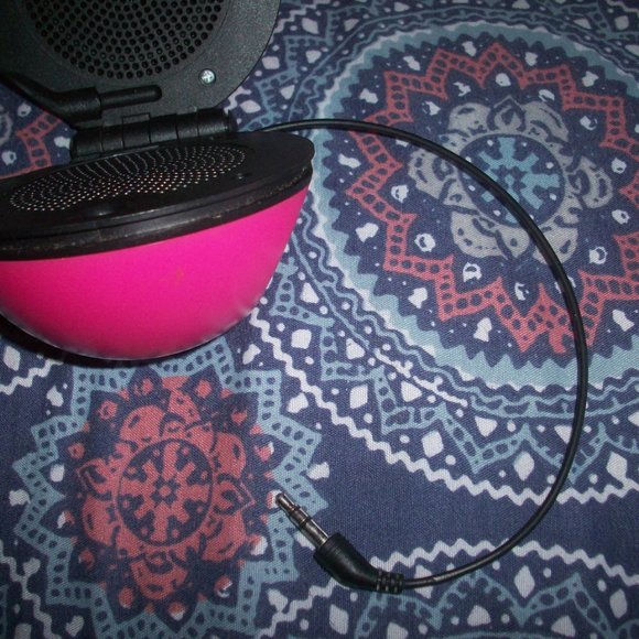 Portable Speaker 3.5mm Audio Jack, Pink Clamshell Style Wired Travel Mp3 ipod - Picture 5 of 6